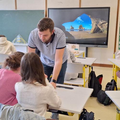 Schüler:innen beim Mikroskopieren