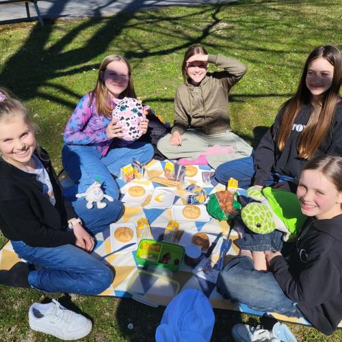 Kinder auf einer Picknickdecke