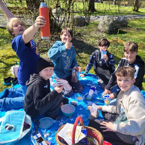 Kinder auf einer Picknickdecke