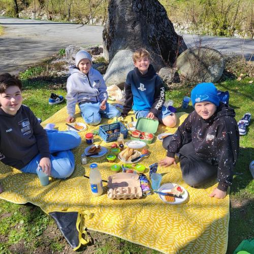 Kinder auf einer Picknickdecke