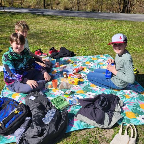 Kinder auf einer Picknickdecke