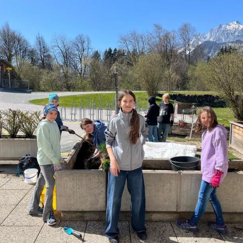 Schüler:innen beim Vorbereiten und Befüllen der Hochbeete
