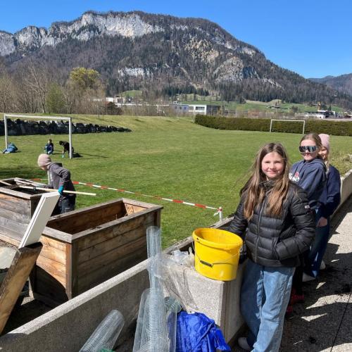 Schüler:innen beim Vorbereiten und Befüllen der Hochbeete