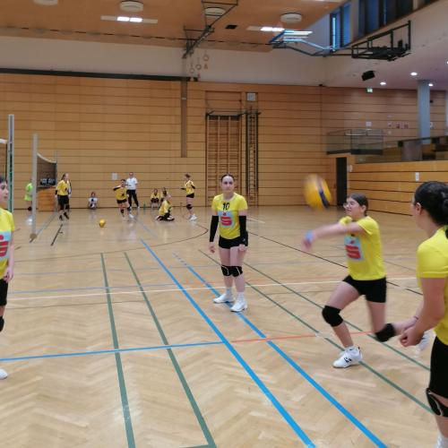 Schülerinnen beim Volleyball spielen