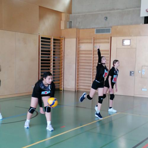Schülerinnen beim Volleyball spielen