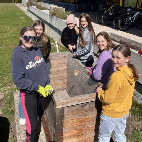 Schüler:innen beim Vorbereiten und Befüllen der Hochbeete