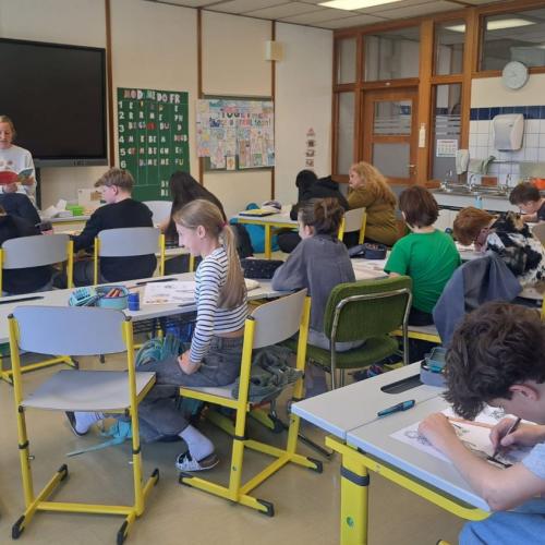 Lehrer:innen lesen Schüler:innen aus ihren Lieblingsbüchern vor