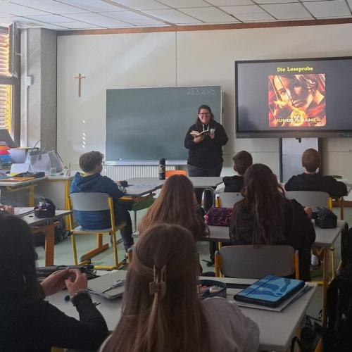 Lehrer:innen lesen Schüler:innen aus ihren Lieblingsbüchern vor