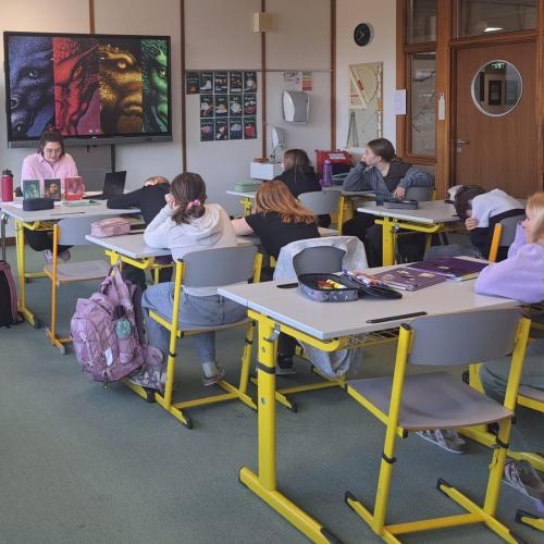 Lehrer:innen lesen Schüler:innen aus ihren Lieblingsbüchern vor