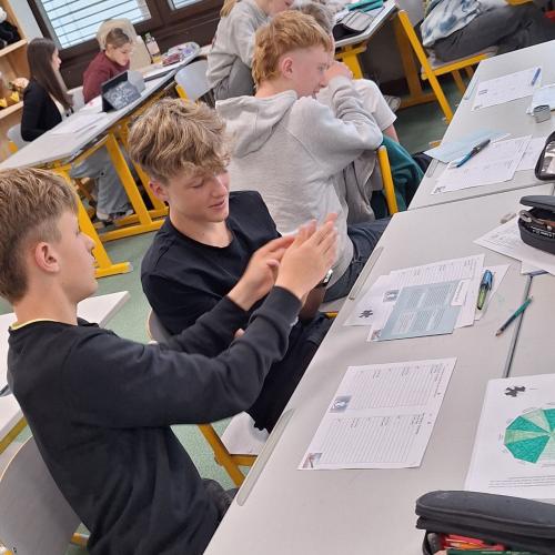 Schüler:innen üben Entspannungsübungen