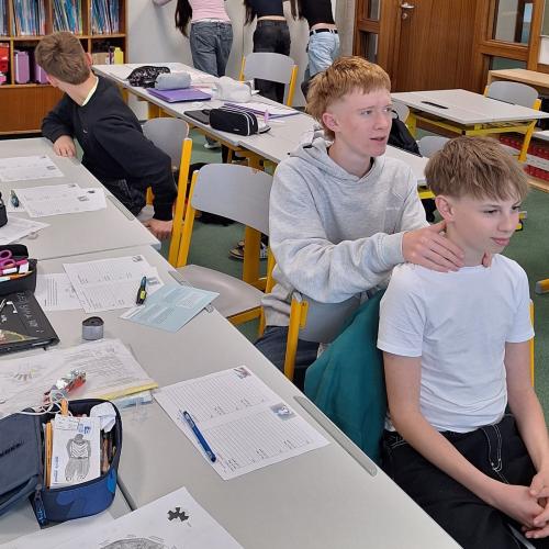Schüler:innen üben Entspannungsübungen