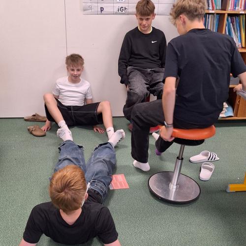 Schüler:innen üben Entspannungsübungen