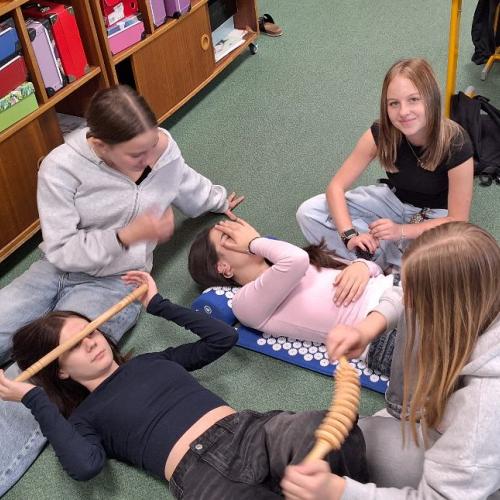 Schüler:innen üben Entspannungsübungen