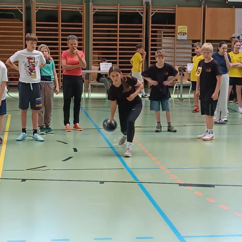 Schüler:innen beim Stocksport