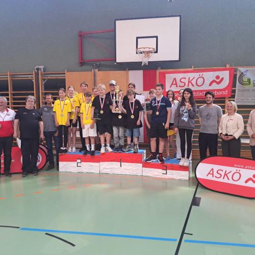 Schüler:innen beim Stocksport