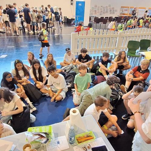 Schüler:innen bei der Ausstellung "Weltenbummler" in Innsbruck