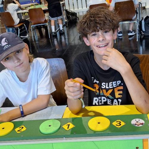 Schüler:innen bei der Ausstellung "Weltenbummler" in Innsbruck