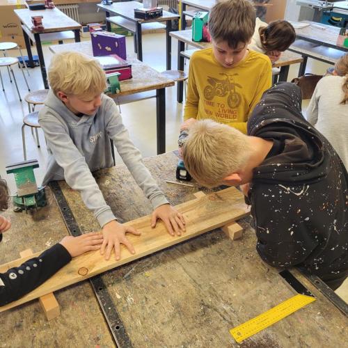 Schüler beim Bauen der Nisthilfe