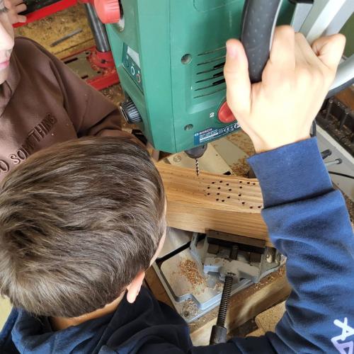 Schüler beim Bauen der Nisthilfe