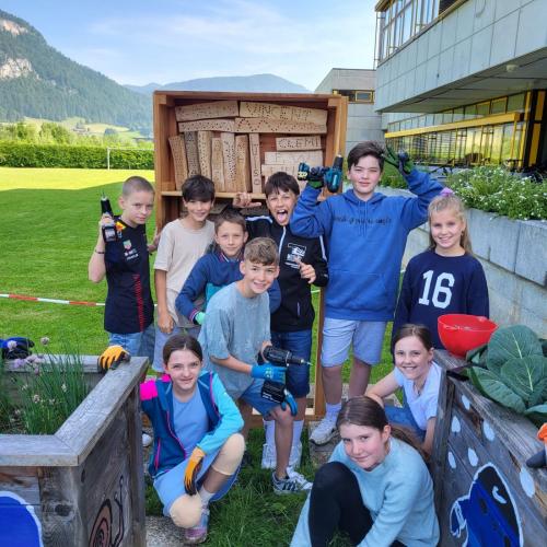 Schüler:innen beim Befüllen und Aufstellen der Nisthilfe