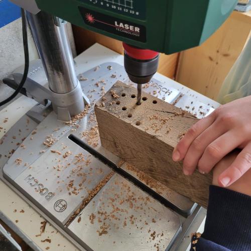 Schüler beim Bauen der Nisthilfe