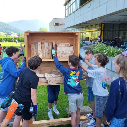 Schüler:innen beim Befüllen der Nisthilfe