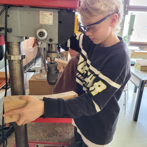 Schüler beim Bauen der Nisthilfe