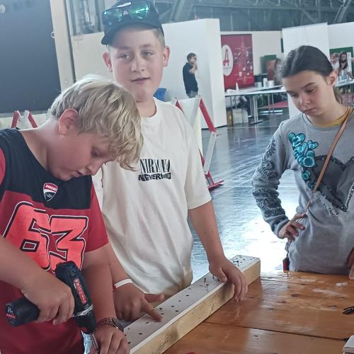 Schüler:innen bei der Ausstellung "Weltenbummler" in Innsbruck