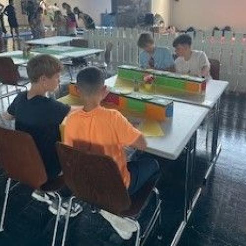 Schüler:innen bei der Ausstellung "Weltenbummler" in Innsbruck