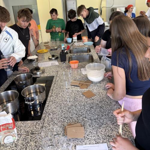 Schüler:innen bei der Vorbereitung der Kristalle