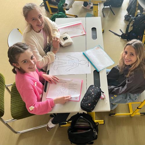 Schüler:innen beim Buddy-Projekt