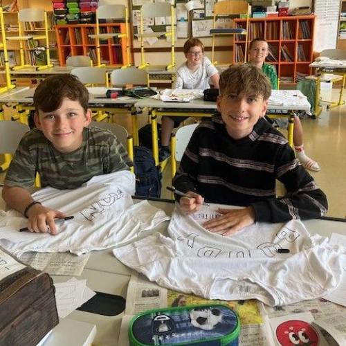 Schüler:innen beim Gestalten der Buddy-T-Shirts