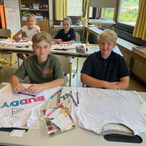 Schüler:innen beim Gestalten der Buddy-T-Shirts