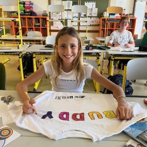Schüler:innen beim Gestalten der Buddy-T-Shirts