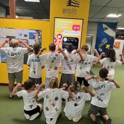 Schüler:innen mit fertigen Buddy-T-Shirts