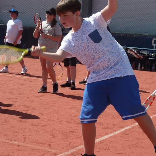 Schüler beim Tennis