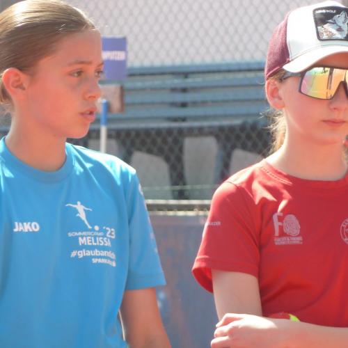 Schüler:innen beim Tennis