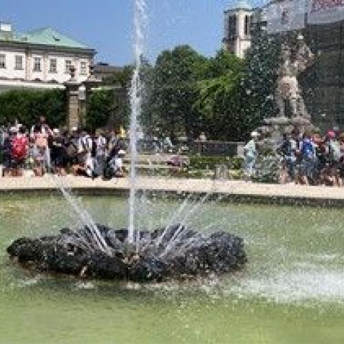 Schüler:innen am Mirabellplatz