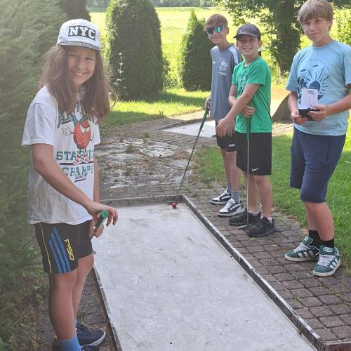 Schüler beim Minigolfen