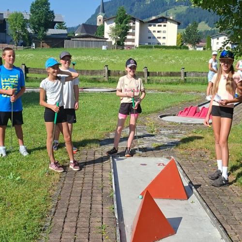 Schüler beim Minigolfen