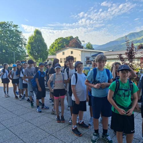 Schüler beim Minigolfen