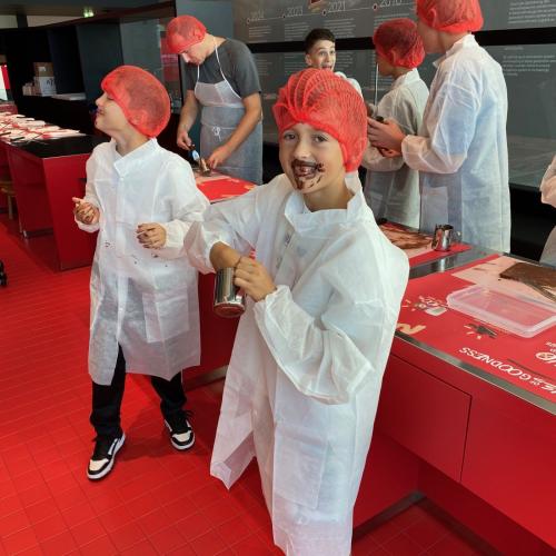 Schüler:innen bei Loacker