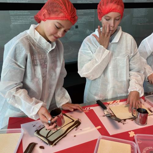 Schüler:innen bei Loacker