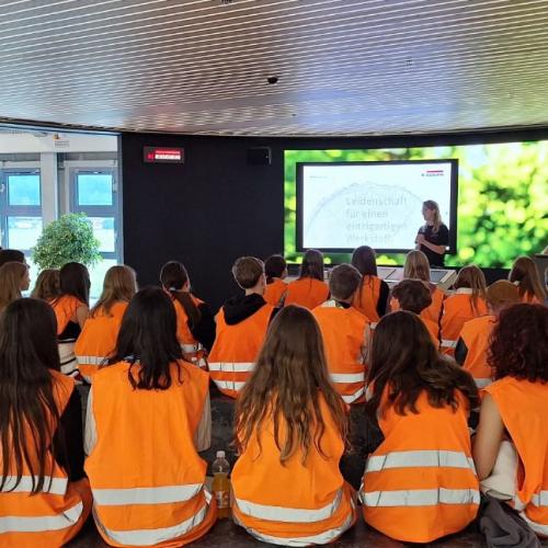 Schüler:innen beim Vortrag im Egger-Werk