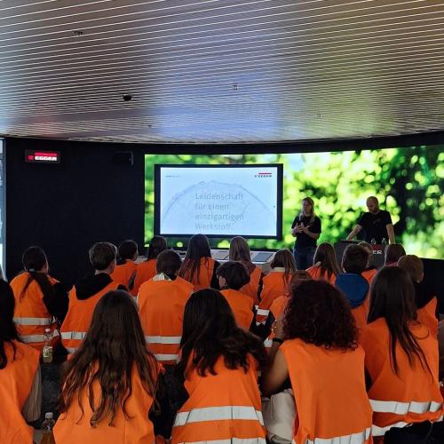 Schüler:innen beim Vortrag im Egger-Werk