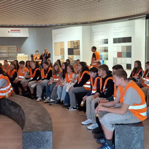 Schüler:innen beim Vortrag im Egger-Werk