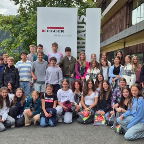 Schüler:innen der MS beim Egger-Werk