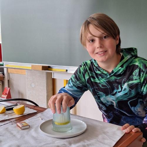 Schüler:innen führen Versuche in MINT durch und erklären diese