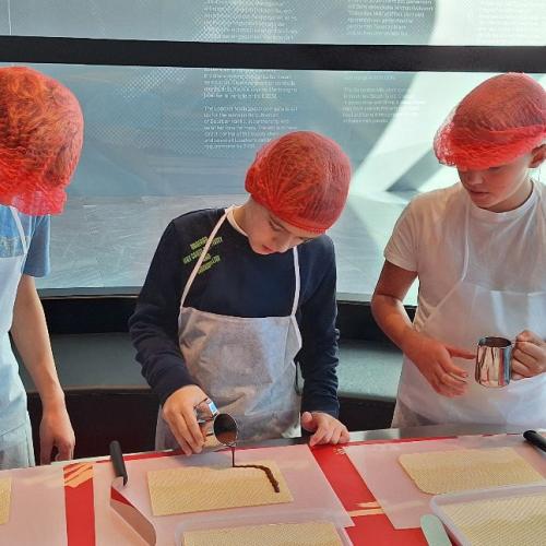 Schüler:innen beim Waffelmachen