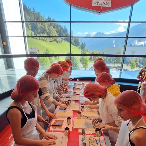 Schüler:innen bei Loacker
